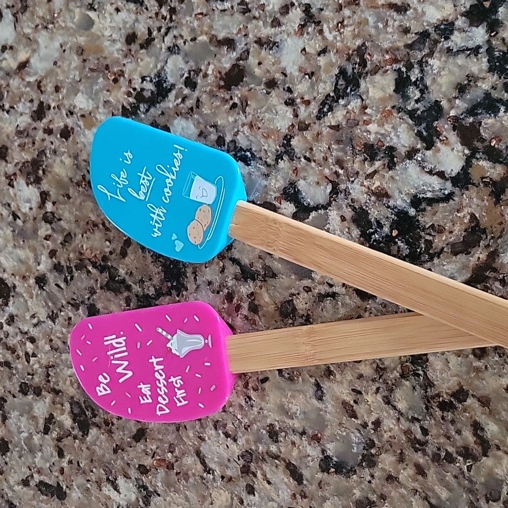 Set of 2 Spatula's, NEW